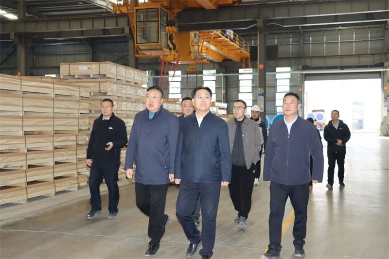 鞏義市委書記、市長郭程明蒞臨明泰鋁業(yè)慰問一線員工